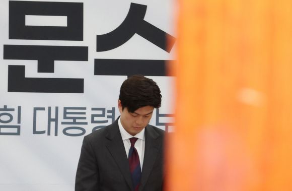 비대위 회의 참석하는 김용태 위원장 - 국민의힘 김용태 비상대책위원장이 27일 서울 여의도 국회에서 당헌·당규 개정을 위해 열린 비상대책위원회의에 참석하고 있다.  뉴시스