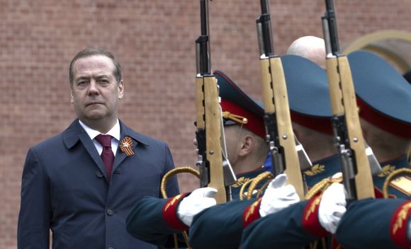 지난 8일 드미트리 메드베데프 러시아 국가안보회의 부의장이 모스크바에서 승전 기념일을 맞아 무명용사의 묘 헌화식에 참석했다. AP 연합뉴스