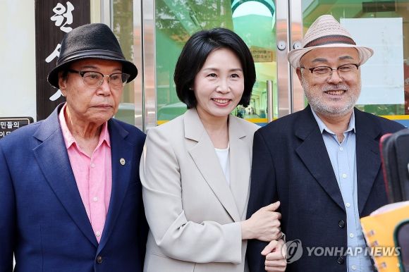 전남 고흥군 소록도 내 중앙교회에서 더불어민주당 이재명 대선 후보의 배우자 김혜경 여사가 기도를 하고 있다. 연합뉴스.