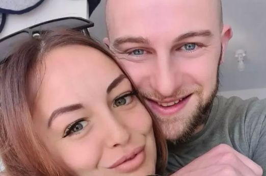 튀르키예로 가족과 여행을 떠난 영국의 한 20대 여성이 튀르키예에 도착한 뒤 갑작스럽게 숨진 가운데, 현지 병원에서 심장이 도난당한 채 고향으로 옮겨졌다는 주장이 나와 충격을 주고 있다. 사진은 아내 배스 마틴(왼쪽)과 남편 루크. ‘고펀드미’(GoFundMe)