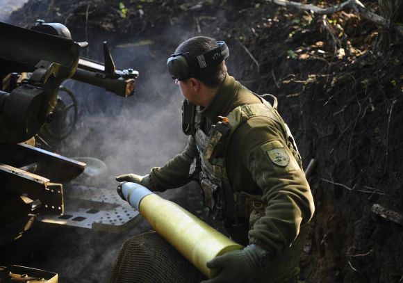 지난 23일 우크라이나군이 하르키우 지역 최전선에 있는 러시아군 진지를 향해 공격 준비를 하고 있다. EPA 연합뉴스