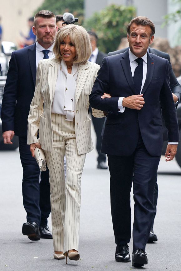에마뉘엘 마크롱 프랑스 대통령과 브리지트 여사가 27일 베트남 하노이 과학기술대를 방문하면서 다정하게 팔짱을 끼고 있다. 하노이 AFP 연합뉴스