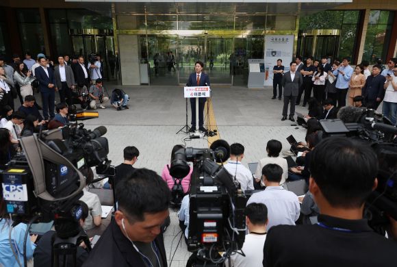 기자회견하는 이준석 후보 - 이준석 개혁신당 대선 후보가 27일 서울 여의도 국회 소통관 앞에서 단일화 관련 기자회견을 하고 있다. 뉴시스