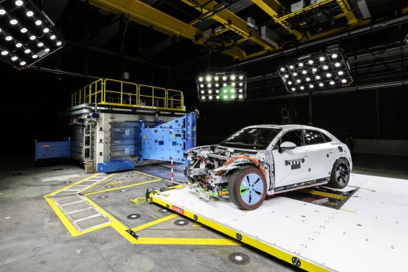 지난 15일(현지시간) 독일 슈투트가르트 인근 포르쉐 바이작 연구개발센터에 충돌 시험을 마친 ‘마칸’ 전기차가 전시돼 있다. 포르쉐 제공