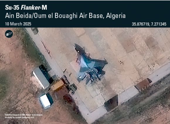 2025년 3월 10일 위성에서 포착된 Su-35. 러시아에서 알제리로 인도되기 전 이집트의 공군기지에 머무는 모습. 막사 테크놀로지 제공