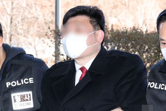 영장심사 출석하는 ‘캡틴 아메리카’ 복장 경찰 난입 시도 안모씨 - 영화 마블 캐릭터 ‘캡틴 아메리카’ 복장을 하고 중국대사관과 경찰서 난입을 시도한 윤석열 대통령 지지자 안모씨가 22일 오후 서초구 서울중앙지방법원에서 열린 구속 전 구속 전 피의자 심문(영장실질심사)에 출석하고 있다. 안씨는 지난 20일 오후 남대문경찰서를 찾아가 자신을 빨리 조사해달라고 요구했으나 거부당하자 경찰서 출입 게이트 유리를 깨고 내부로 진입하려 했다. 앞서 그는 14일 주한 중국대사관 난입을 시도해 조사받는 중이었다. 2025.2.22. 뉴스1