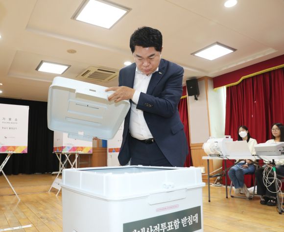 박준희 서울 관악구청장이 제 21대 대통령선거 사전투표를 하루 앞 둔 28일 투표소를 점검하고 있다.   관악구 제공