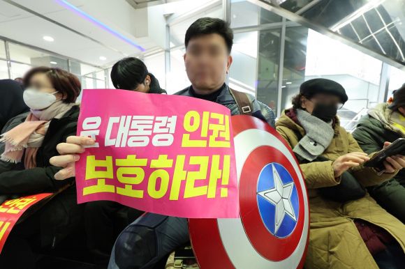 캡틴 아메리카 ‘윤 대통령 인권 보호하라’ - 10일 오전 서울 중구 국가인권위원회 앞에서 ‘캡틴 아메리카’ 복장을 한 남성이 윤석열 대통령 지지자가 윤 대통령의 불구속 수사를 권고할 것을 인권위에 촉구하고 있다. 2025.2.10 뉴스1