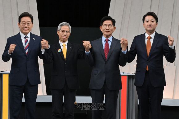 더불어민주당 이재명(왼쪽부터), 민주노동당 권영국, 국민의힘 김문수, 개혁신당 이준석 대선 후보가 27일 서울 마포구 상암동 MBC 스튜디오에서 진행된 정치 분야 TV토론회에 앞서 포즈를 취하고 있다. 2025.5.27. 국회사진기자단