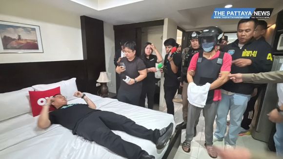 태국 파타야의 한 임대아파트에서 트랜스젠더 여성을 살해하고 시신을 잔혹하게 훼손한 혐의를 받는 중국인 남성(분홍색 상의)이 사건 현장에서 경찰과 함께 범행을 재연하고 있다. 유튜브 파타야 뉴스 캡처