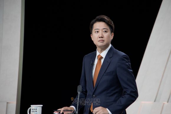 이준석 개혁신당 대선 후보가 27일 서울 마포구 상암동 MBC 스튜디오에서 열린 정치 분야 TV토론회를 준비하고 있다. 2025.5.27 국회사진기자단