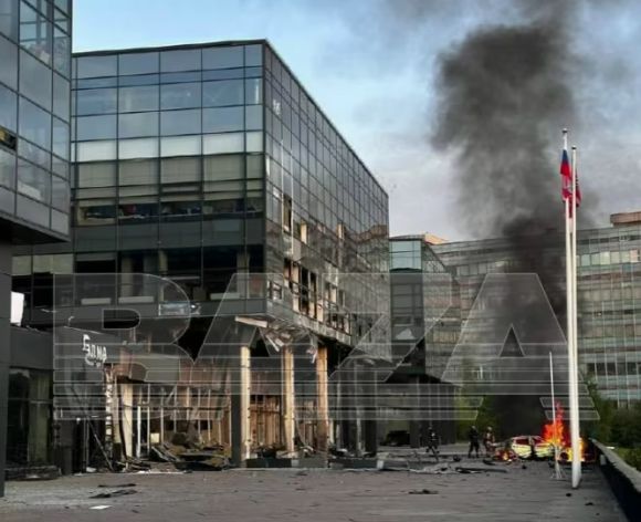 러시아 모스크바주에 있는 젤레노그라드의 한 건물에서 드론 공습으로 인한 화재가 발생했다. 텔레그램 바자 제공