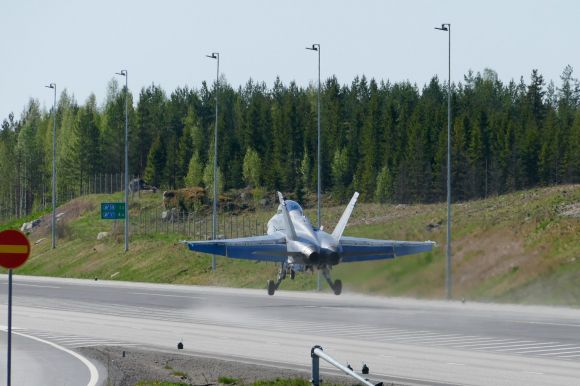 나토 전투기가 핀란드에서 고속도로 착륙 훈련을 하고 있다. 출처=핀란드 공군