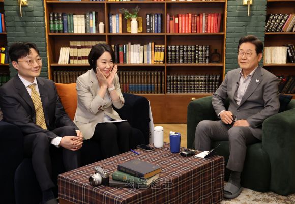 이재명 더불어민주당 대선 후보가 28일 서울 신사동 가로수길 미드타운 스튜디오에서 <K-이니셔TV> ‘1400만 개미와 한배 탔어요’ 유튜브 라이브를 윤태준 소액주주행동 플랫폼액트 소장, 이소영 의원과 함께 하고 있다. 2025.5.28 홍윤기 기자