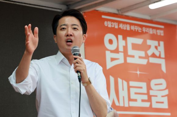 이준석 개혁신당 대선 후보가 28일 서울 강남역 일대에서 지지를 호소하고 있다. 2025.5.28 연합뉴스