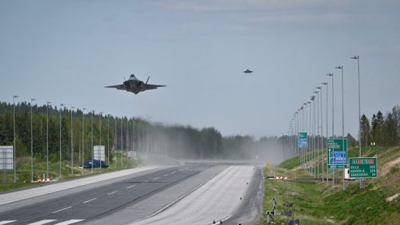 네덜란드 공군 소속 F35A 라이트닝 II 전투기가 핀란드 고속도로에서 착륙 훈련을 하고 있다. 출처=핀란드 공군