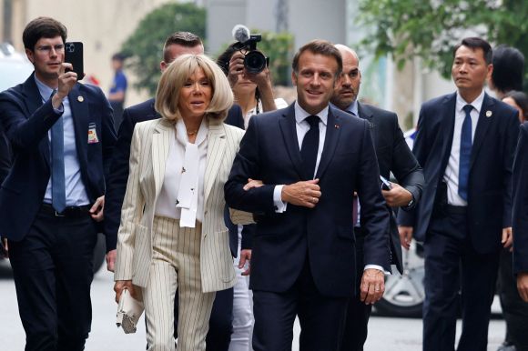 27일 에마뉘엘 마크롱 프랑스 대통령은 브리지트 여사와 베트남 하노이에 있는 과학기술대학교를 방문했다. AFP 연합뉴스