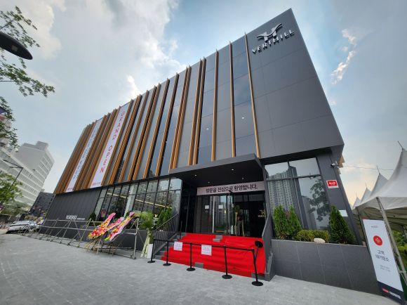 서울 고덕 강일지구에서 사실상 마지막 민간 분양 단지인 ‘고덕 강일 대성베르힐’이 이달 본격적인 분양 일정에 돌입한다. 29일 개관 준비가 한창인 고덕 강일 대성베르힐 모델하우스 외부 모습. 대성베르힐 제공