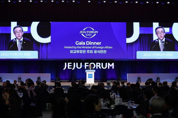 조태열 외교부 장관이 29일 제주국제컨벤션센터에서 열린 외교부 장관 주최 제주포럼 공식 환영 만찬에서 만찬사를 하고 있다. 외교부 제공