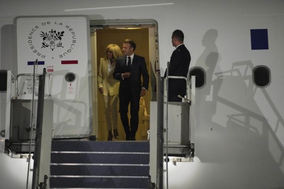 27일 에마뉘엘 마크롱 프랑스 대통령은 배우자 브리지트 여사와 인도네시아 자카르타 공항에 도착해 전용기에서 내리고 있다. AP 뉴시스