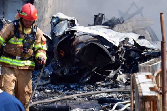 29일 오후 1시 35분쯤 경북 포항 남구 동해면 야산에 해군 해상 초계기 (P-3C)가 추락해 전소됐다. 사고 현장에서 소방당국과 해군 항공사령부 소방대가 진화 작업 및 인명 수색을 하고 있다. 2025.5.29 뉴스1