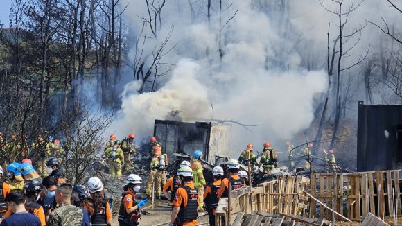 29일 오후 1시 35분쯤 경북 포항 남구 동해면 야산에 해군 해상 초계기 (P-3C)가 추락해 출동한 소방관이 진화작업을 벌이고 있다. 2025.5.29 뉴스1