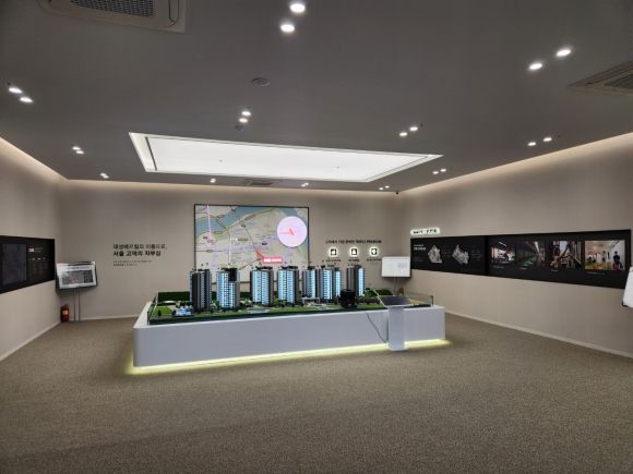 서울 고덕 강일지구에서 사실상 마지막 민간 분양 단지인 ‘고덕 강일 대성베르힐’이 이달 본격적인 분양 일정에 돌입한다. 29일 개관 준비가 한창인 고덕 강일 대성베르힐 모델하우스 내부 모습. 대성베르힐 제공