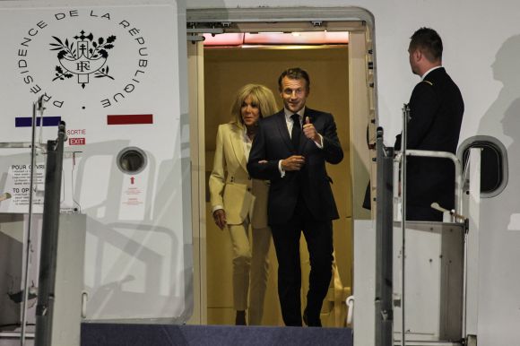 27일 에마뉘엘 마크롱 프랑스 대통령은 배우자 브리지트 여사와 인도네시아 자카르타 공항에 도착해 전용기에서 내리고 있다. AFP 연합뉴스