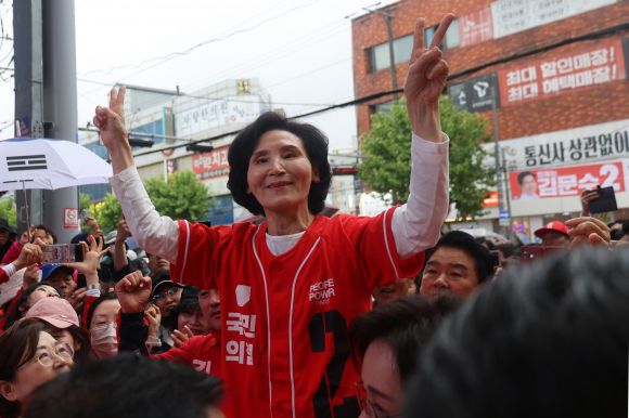 포항 죽도시장 방문한 설난영 여사 - 김문수 국민의힘 대선 후보 배우자 설난영 여사가 24일 경북 포항 죽도시장을 방문해 지지자들에게 인사하고 있다. 2025.05.24. 국민의힘 제공