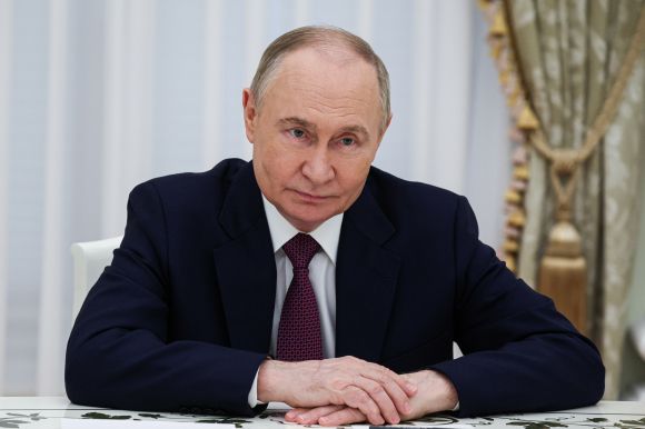 29일(현지시간) 블라디미르 푸틴 러시아 대통령이 크렘린궁에서 아베 신조 전 일본 총리의 부인 아키에 여사와 만나고 있다. 2025.5.29 모스크바 TASS 연합뉴스