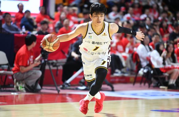 7일 챔프 2차전에서 드리블하는 모습.  KBL 제공