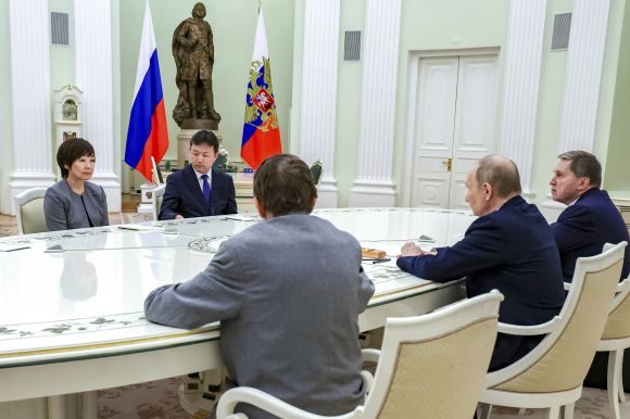 29일(현지시간) 블라디미르 푸틴 러시아 대통령이 크렘린궁에서 아베 신조 전 일본 총리의 부인 아키에 여사와 만나고 있다. 2025.5.29 모스크바 AP 연합뉴스