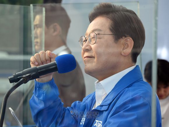 이재명 더불어민주당 대통령 선거 후보가 29일 서울 서초구 고속버스터미널 앞에서 유세를 하고 있다. 2025.5.29 홍윤기 기자