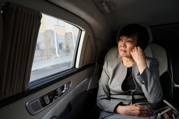 29일(현지시간) 크렘린궁에서 블라디미르 푸틴 러시아 대통령과 만난 아베 신조 전 일본 총리의 부인 아키에 여사가 푸틴 대통령이 제공한 전용 리무진에서 창밖을 바라보고 있다. 2025.5.29 모스크바 TASS 연합뉴스