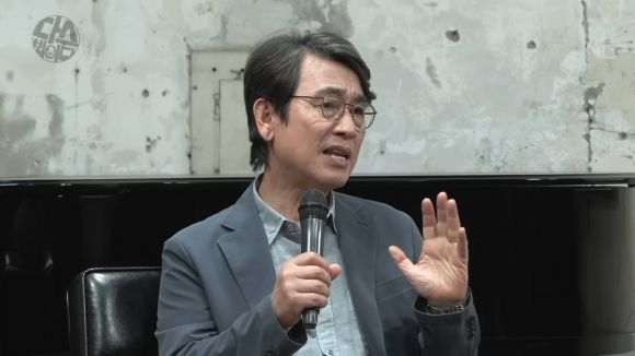 유튜브 ‘딴지방송국’의 ‘김어준의 다스뵈이다’에 출연한 유시민 작가.