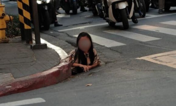 지난 26일 필리핀 마닐라의 금융 중심지인 마카티 지역의 대로변 하수구에서 여성이 기어 나오는 모습이 포착됐다. 인스타그램 캡처