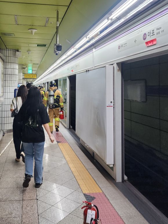 31일 오전 8시 47분쯤 서울 지하철 5호선 여의나루역~마포역 사이 지하철에서 방화 추정 화재가 발생해 승객들이 대피하고 있다. 2025.5.31 연합뉴스