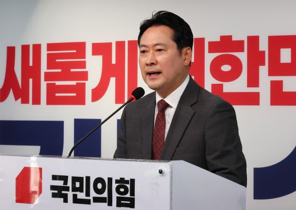 의혹 반박하는 장동혁 선대위 상황실장 - 국민의힘 장동혁 선대위 상황실장이 1일 서울 여의도 중앙당사에서 긴급 현안 기자회견을 열고 민주당의 ‘댓글 공작’ 의혹 등 제기와 관련해 반박하고 있다. 2025.6.1 연합뉴스