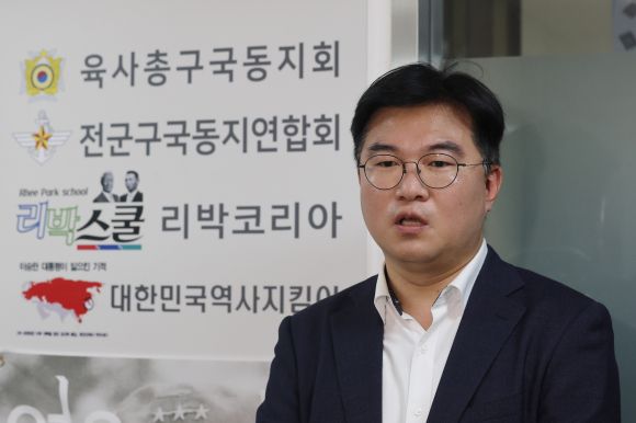댓글 여론 조작 의혹 ‘리박스쿨’ 항의방문 나선 정준호 부단장 - 더불어민주당 중앙선거대책위원회 신속대응단 정준호 부단장과 의원들이 31일 서울 종로구에 위치한 ‘리박스쿨’에 항의방문한 뒤 기자회견을 하고 있다.  탐사보도 매체 뉴스타파는 전날 ‘리박스쿨’이라는 보수성향 단체가 ‘자손군’(댓글로 나라를 구하는 자유손가락 군대)이라는 댓글 조작팀을 만들어 여론 조작에 나섰다고 보도했다. 2025.5.31 연합뉴스