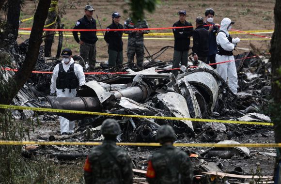 30일 경북 포항시 동해면 해군 초계기 추락 현장에서 해군 관계자들이 현장 감식을 하고 있다. 2025.5.30 연합뉴스