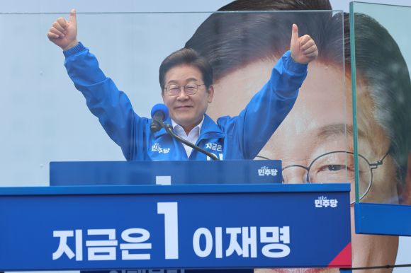 지지 호소하는 이재명 후보 - 더불어민주당 이재명 대선 후보가 선거를 사흘 앞둔 마지막 주말인 31일 경기 평택시 배다리생태공원에서 열린 평택·오산·안성시 유세에서 시민들에게 지지를 호소하고 있다. 2025.5.31 연합뉴스