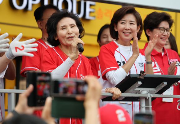 유세차 올라 연설하는 설난영 여사 - 김문수 국민의힘 대통령 후보 부인 설난영 여사가 31일 오후 서울 동작구 중앙대병원 앞 삼거리에서 열린 유세에서 지지를 호소하고 있다. 뉴스1