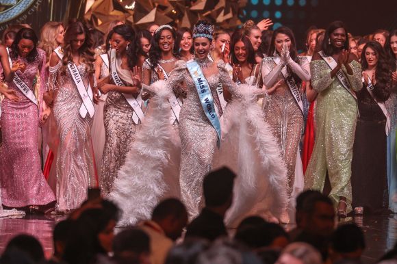 2025년 5월 31일(현지시간) 인도 하이데라바드에서 열린 제72회 미스 월드에서 태국의 오팔 수차타 추앙스리(가운데)가 우승한 후 다른 참가자들과 함께 무대에서 포즈를 취하고 있다. EPA 연합뉴스