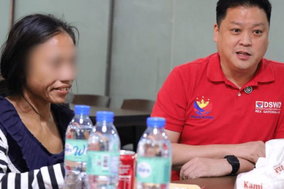 필리핀 사회복지부의 지원을 받게 된 여성 노숙자. 사회복지부 제공