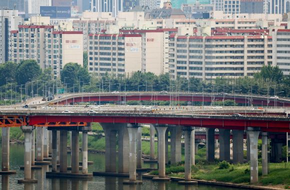 서울 성동구 달맞이공원에서 바라본 강남구 압구정동 아파트의 모습. 2025.5.26 연합뉴스