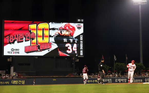 최형우, 18시즌 연속 두 자릿수 홈런과 2,500안타 동시 달성 - 27일 광주기아챔피언스필드에서 열린 프로야구 키움 히어로즈와 KIA 타이거즈의 경기. KIA 최형우가 5회말 2사 2루에서 역전 투런홈런을 날리고 있다. 최형우는 이 홈런으로 통산 2,500안타를 달성했다. 2025.5.27  광주 연합뉴스