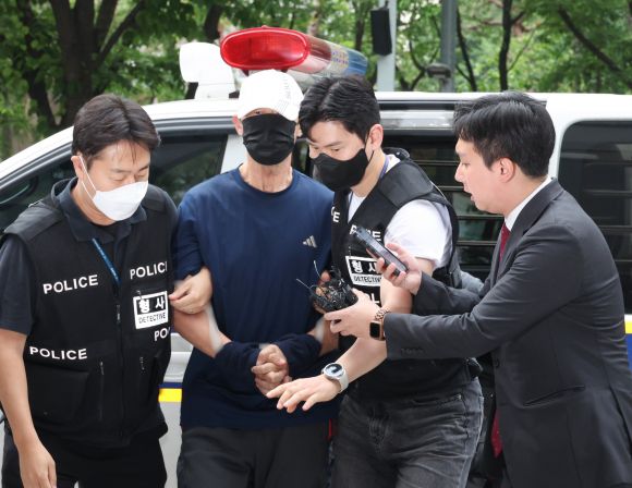 지난달 31일 서울 지하철 5호선 열차 안에서 불을 질러 경찰에 체포된 60대 남성 원모씨가 2일 서울 양천구 서울남부지법에 구속 전 피의자심문(영장실질심사)를 받기 위해 출석하고 있다. 연합뉴스