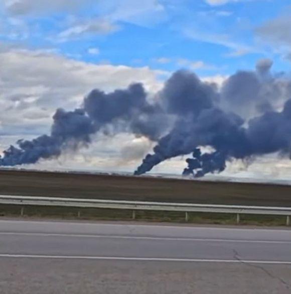 1일(현지시간) 우크라이나가 일인칭 시점(FPV) 드론을 동원, 러시아 공군기지를 상대로 개전 후 최대 규모의 공격을 감행한 가운데 우크라이나 국경에서 4000㎞ 이상 떨어진 시베리아 이르쿠츠크주의 벨라야 공군기지에서 연기가 치솟고 있다. 2025.6.1 텔레그램