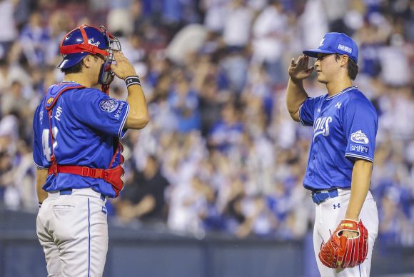 삼성 라이온즈 이호성이 1일 서울 잠실야구장에서 열린 2025 KBO리그 정규시즌 LG 트윈스와의 원정 경기에서  6-4로 승리한 뒤 포수 강민호와 경레 세레머니를 펼치고 있다. 연합뉴스