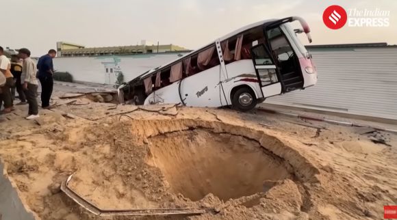 이스라엘군은 지난달 13일 신와르 등 하마스 지도자들을 겨냥해 칸유니스 병원을 공습했다. 사진은 이스라엘 전투기가 땅굴을 겨냥해 쏜 미사일로 생긴 구멍. 인디안익스프레스 뉴스 캡처